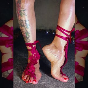 freyadevil333のRed Lace Ribbon Goddess Feet Oiled & Ready 🦶❤️‍🔥💦 Worship These Shiny Solesの 2枚の写真