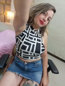 ArianaSommers What's under my skirt? Foto 5