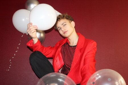 NathanCurl It was my birthday stream 🎂🎁🎈 Pic 2