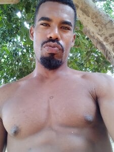 in the backyard de Salim_hot  3 fotos