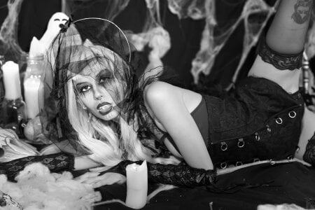 Lunamistyc 🦇 A dark kiss for a sinful heart Gambar