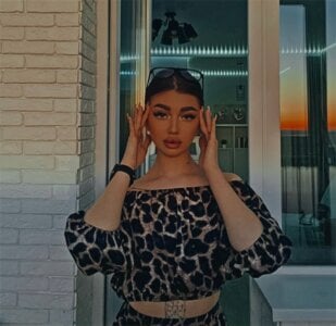 Karolina_Kar Public Pic 4