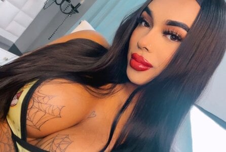 tinaqueen_noa They say that she who dresses in yellow...💛 Εικόνα