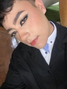 Ash_Monroe Public Pic 2