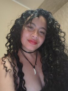 Yaya_watson Black 🖤 Gambar 3