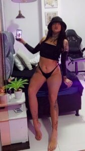 HannyJones Kisses Pic 3