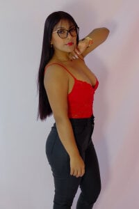 evelynjohnsoon Dangerous Curves & Red Lace 🍒🌹 টি ছবি