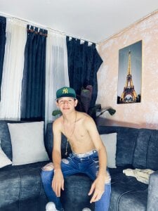 Tonny👾😈 de DesiresOfOlympus_  4 photos