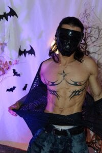 Do you dare to take off my mask... or do you prefer to imagine it? de AlbertBernal69  4 Imagens