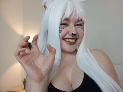 HopeKou Playful kitty Pic 2