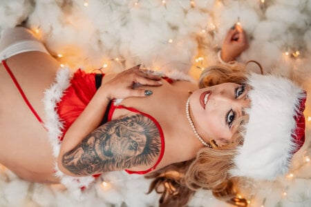 kim_thompson_1 merry christmas🎄💖 2025 Pic 2