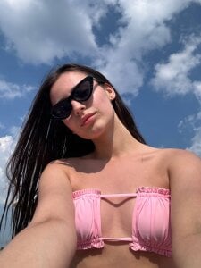 SelenaHold Amanda Pic 3