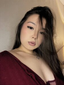 AlberthaEscue lady on red Pic 2