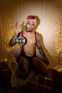 Matt_Ferrer Hot and cold christmas for this 2025😏🎁✨ Pic 3