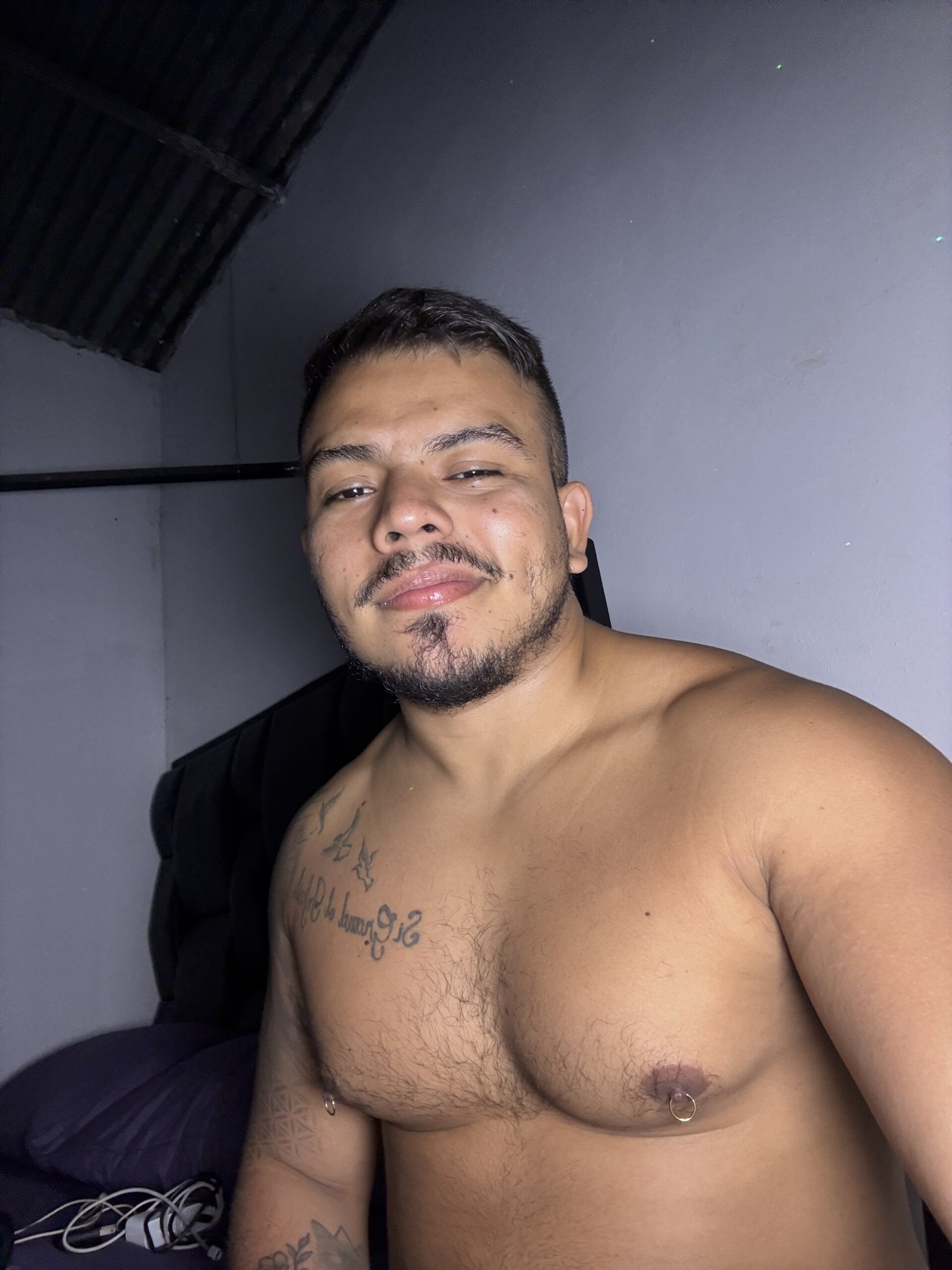 Naughty_Charly Public Gambar