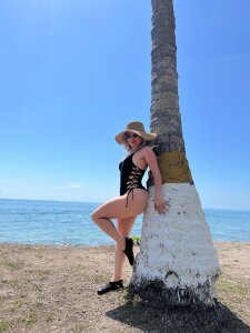 Niki en la playita 🖤 de nicolblossom30  Imagens