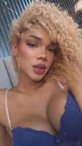 NaomiSteward Glances that tempt you, but don’t promise a thing 🍒 Bilde 3