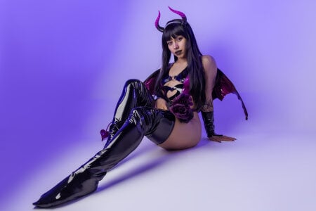 Between Wings and Desire 🦇💋 de Raven_Witch_  2 photos