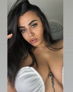 Carla_Shine Public Pic 5