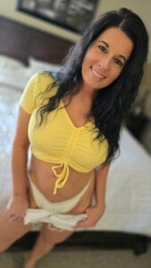 HOTWIFEVenessa69 HOT MOM NEXT DOOR Pic 3