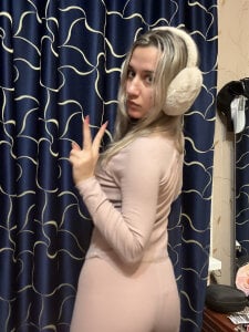 MaryBennetts Tits waiting for the light to go out slika 2