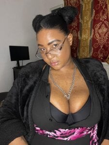 Curvy-Sashia Looking lush Pic 2