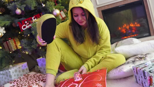 SeductiveMom I came to steal Christmas… and maybe your heart. 💋🎄 Pic 5