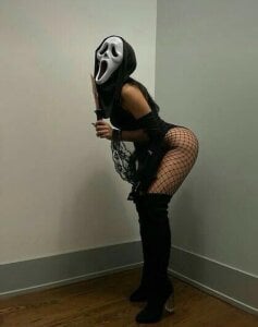 PlayGirLL_ do uh like scary movie?? Pic