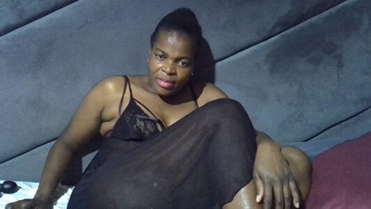 boldiva89 Bee in blacks Pic