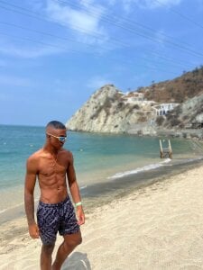 YeremiBrowm Me on the beach Pic 4