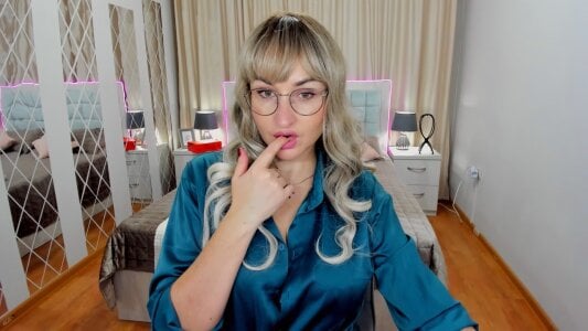 StefanaClever A new image, a naughty secretary Foto