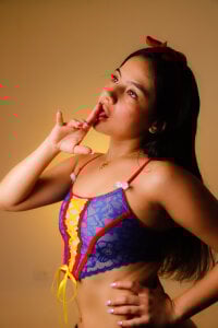 ameliiaa_smith They say I shouldn't bite the apple... but I love breaking the rules. Are you coming to see if I'm a Foto 6