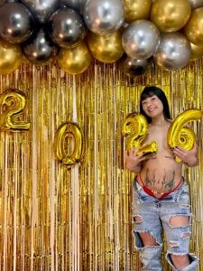 "Starting the year without clothes and with a lot of energy. Come join me for the first time! 🥂🔞 de Zulema_R1  3 Imagens