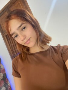 Good afternoon, darling ☀️💖 I’m live from 2:00 p.m. to 8:30 p.m., already missing your eyes on me, de MelodyMansson  photos