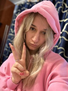 MaryBennetts Pussi opens up like a flower under someone else's gaze slika 2