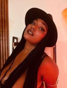 Coral_Lise Shall we ride? 🐎 Pic 4