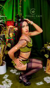 NicoleMadrird Looking for my pot of gold. Found it in the mirror. 🍯🍀 зображення 4