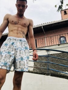 JHOS_20のEnjoy my boy i am going for the gymの枚の写真