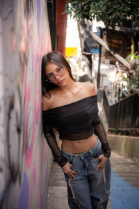 miyu_lu Between graffiti and neon lights... here I am 💚 Immagine 