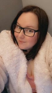 Curvy-Clare-30 Everyday favs Pic 9