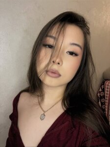 AlberthaEscue lady on red Pic 4