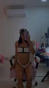 Scarlett_12 Is white my color? Pic 2