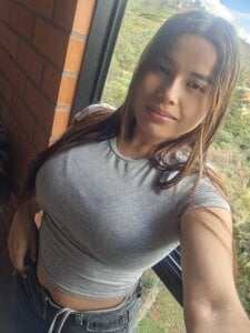 Victoria_vallejo_ casual outdoor Pic