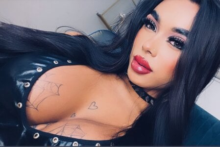 A gaze that commands, a beauty that commands. 🔥✨ de tinaqueen_noa  3 Imagens