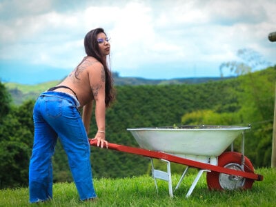 emilyy_cooperr sexi nature Pic 2