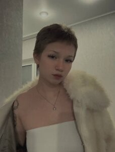 makeyousensein a fur coat Bild