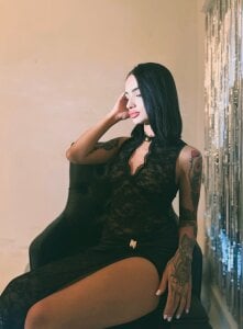 PeytonReeds The sensuality of elegance 👑💕 Pic