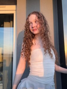 outside_rosy sunny bunny on a balcony 🐰 ☀️ Bilde