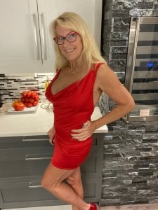 FitCougar Little red dress Photo