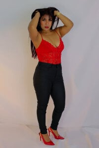 evelynjohnsoon Dangerous Curves & Red Lace 🍒🌹  7টি ছবি